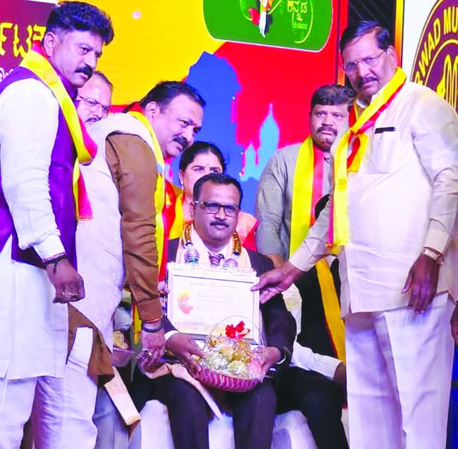 ರಾಜ್ಯೋತ್ಸವ ಧೀಮಂತ ಪ್ರಶಸ್ತಿಗೆ ಭಾಜನರಾದ ಡಾ.ಮಹಾಂತಸ್ವಾಮಿ  