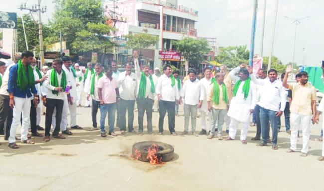 ರಸ್ತೆ ತಡೆದು ಬೃಹತ್ ಪ್ರತಿಭಟನೆ ಮಾಡಿದ ರೈತರು 