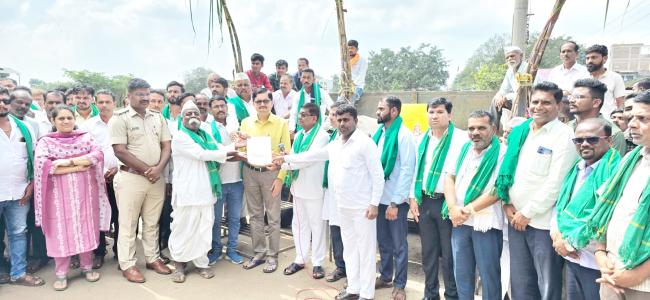 ನಿಗಧಿತ ಬೆಲೆ ನೀಡದ ಕಾರಣ ರಾಜ್ಯ ಹೆದ್ದಾರಿ ತಡೆದು ರೈತರಿಂದ ಪ್ರತಿಭಟನೆ 
