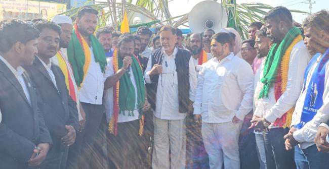  ಬೆಲೆ ನಿಗದಿ ಪಡಿಸುವಂತೆ ಆಗ್ರಹಿಸಿ ಬ್ರಹತ್ ಪ್ರತಿಭಟನೆ