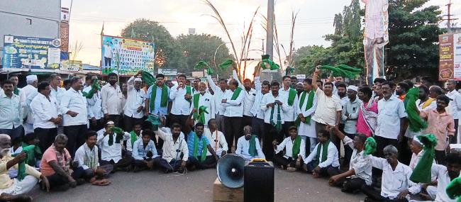 ಕಬ್ಬಿಗೆ ನಿಗದಿತ ದರ ಮಾಡಬೇಕೆಂದು ರೈತರ ಆಹೋರಾತ್ರಿ ಧರಣಿ ಸತ್ಯಾಗ್ರಹ