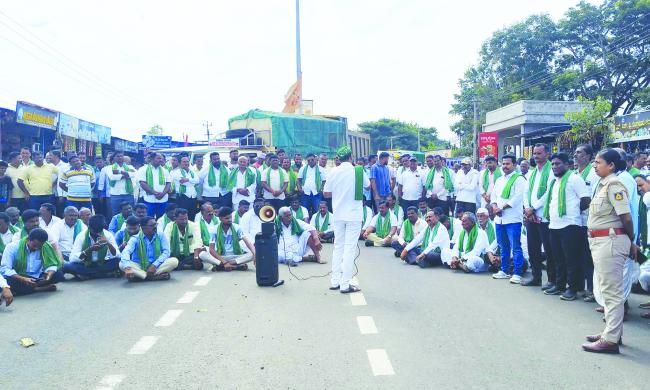 ಕಬ್ಬು ಬೆಳೆಗಾರರ ಹೋರಾಟ ಬೆಂಬಲಿಸಿ ಗ್ರಾಮದ ರೈತರಿಂದ ಧರಣಿ 