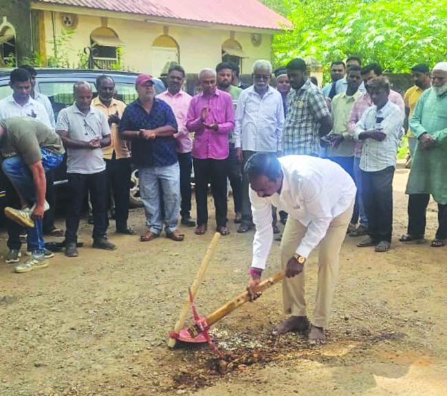 ರಸ್ತೆ ಡಾಂಬರಿಕರಣಕ್ಕೆ ತುಳಸಪ್ಪ ಪೂಜಾರ ಗುದ್ದಲಿ ಪೂಜೆ  