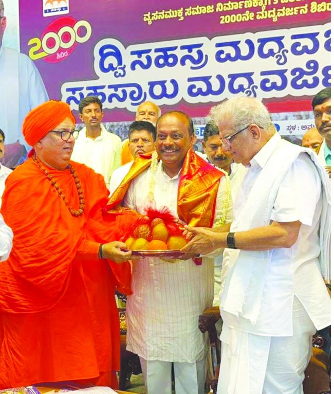 ಸಮಾಜಸೇವೆ ಮಾಡಿ ಮಹಾವೀರ ನಿಲಜಗಿ ಅವರಿಗೆ ಡಾ. ವೀರೇಂದ್ರ ಹೆಗಡೆಯವರ ಕಿವಿಮಾತು  