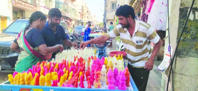 ಗೌರಿ ಹುಣ್ಣಿಮೆಗೆ ಸಿದ್ಧಗೊಂಡ ಸಕ್ಕರೆ ಗೊಂಬೆಗಳು : ಗ್ರಾಮೀಣ ಸೊಗಡಿನ ಪ್ರತಿಬಿಂಬ ಗೌರಿ ಹಬ್ಬ 