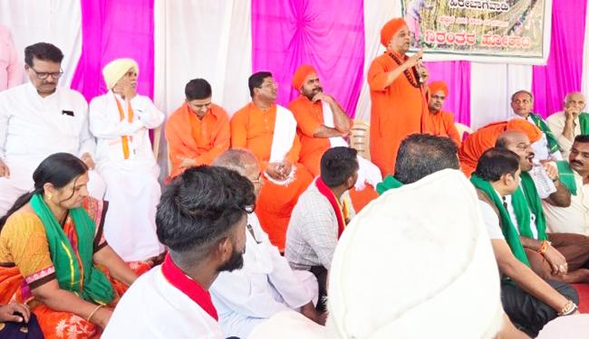 ಕಬ್ಬು ಬೆಳೆಗಾರರ ಹೋರಾಟಕ್ಕೆ ಲಿಂಗಾಯತ ಮಠಾಧೀಶರ ಮತ್ತು ಮಹಾಸಭಾ ಬೆಂಬಲ 