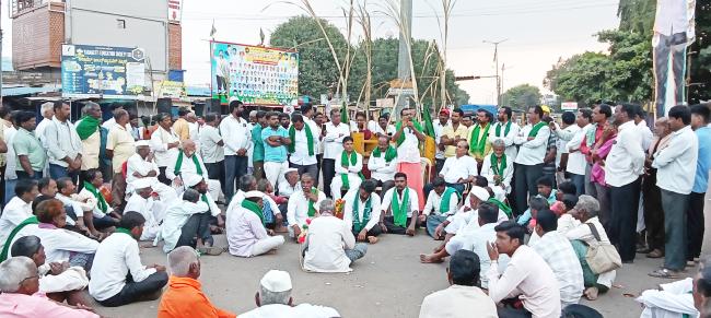 ಯರಗಟ್ಟಿಯಲ್ಲಿ ಮುಂದುವರೆದ ರೈತರ ಪ್ರತಿಭಟನೆ 