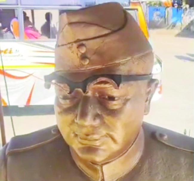 ಸುಭಾಷ್ ಚಂದ್ರ ಬೋಸ್ ಅವರ ಕನ್ನಡಕ ಸರಿಪಡಿಸದ ನಗರಸಭೆ ಪೌರಾಯುಕ್ತರು ನಿರ್ಲಕ್ಷ್ಯ