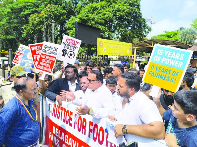 ಜಿಲ್ಲಾ ಫುಟ್‌ಬಾಲ್ ಸಂಘದಲ್ಲಿ ಅವ್ಯವಹಾರ: ಆಟಗಾರರಿಂದ ಪ್ರತಿಭಟನೆ  