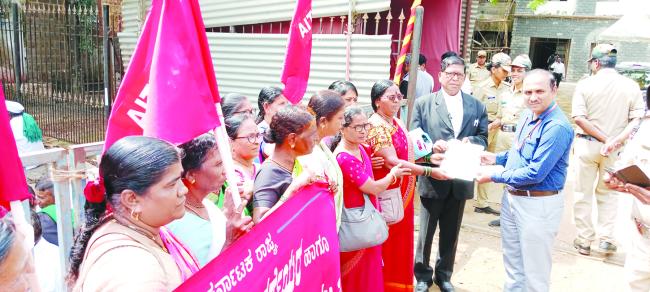 ಅಂಗನವಾಡಿ ಕಾರ್ಯಕರ್ತೆ, ಸಹಾಯಕಿಯರಿಗೆ ಗ್ರಾಜ್ಯೂಟಿ ಜಾರಿಗೊಳಿಸಲು ಆಗ್ರಹಿಸಿ ಮನವಿ 