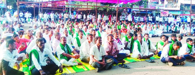 ಕಬ್ಬು ಬೆಳಗಾರರಿಂದ ರಾಜ್ಯ ಹೆದ್ದಾರಿ ಮೇಲೆ ಶ್ಯಾಮಿಯಾನ ಹಾಕಿ ಪ್ರತಿಭಟನೆ 