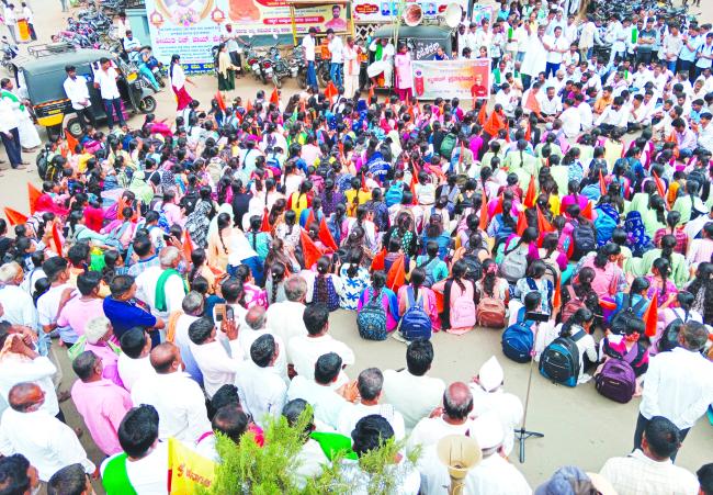ಕಬ್ಬು ಬೆಳೆಗಾರರಿಂದ ಬೃಹತ್ ಪ್ರತಿಭಟನೆ 