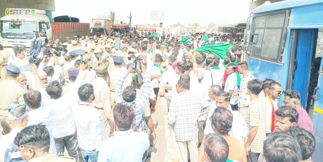 ಸಹನೆಯ ಕಟ್ಟೆ ಒಡೆದ ರೈತರಿಂದ ರಾಷ್ಟ್ರೀಯ ಹೆದ್ದಾರಿ ತಡೆದು ಪ್ರತಿಭಟನೆ