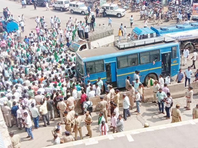 ಹಿಂಸಾಚಾರಕ್ಕೆ ತಿರುಗಿದ ರೈತ ಪ್ರತಿಭಟನೆ 