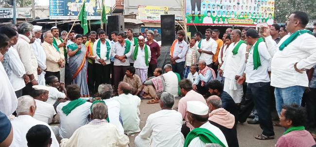 ದರ ನಿಗದಿ ಮಾಡಬೇಕೆಂದು ಮುಂದುವರೆದ ಧರಣಿ ಸತ್ಯಾಗ್ರಹ