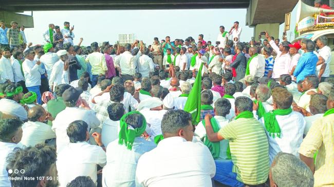 ಗಂಭೀರ ಸ್ವರೂಪ ಪಡೆದ ರೈತ ಹೋರಾಟ : ಪೊಲೀಸ್ ಬಸ್,  ವಾಹನಗಳ ಮೇಲೆ ಕಲ್ಲು ತೂರಾಟ 