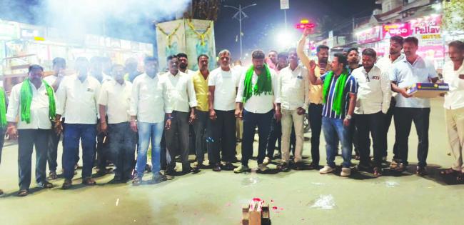 ಪ್ರತಿ ಟನ್ ಕಬ್ಬಿಗೆ ಸರ್ಕಾರದಿಂದ 3,300 ರೂ. ದರ ನಿಗದಿ ಹಿನ್ನೆಲೆ ವಿಜಯೋತ್ಸವ ಆಚರಣೆ