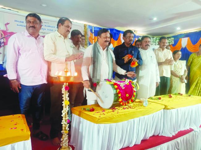 ತಾಲೂಕು ಆಡಳಿತದಿಂದ ದಾಸಶ್ರೇಷ್ಠ ಕನಕದಾಸ ಜಯಂತಿ ಆಚರಣೆ 