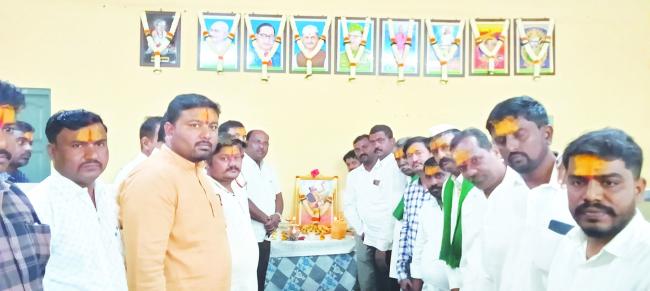 ಕನಕದಾಸರ ಜಯಂತಿಯ ನಿಮಿತ್ತ ಭಾವಚಿತ್ರಕ್ಕೆ ಪೂಜೆ ಸಲ್ಲಿಸಿದ ತಹಶೀಲ್ದಾರ ಎಮ್ ವ್ಹಿ ಗುಂಡಪ್ಪಗೋಳ 