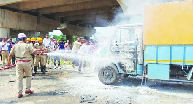 ಹಾಲು ಸಾಗಾಟ ವಾಹನಕ್ಕೆ ಬೆಂಕಿ: ಆಗ್ನಿ ಶಾಮಕದಳದಿಂದ ಬೆಂಕಿ ಶಮನ 