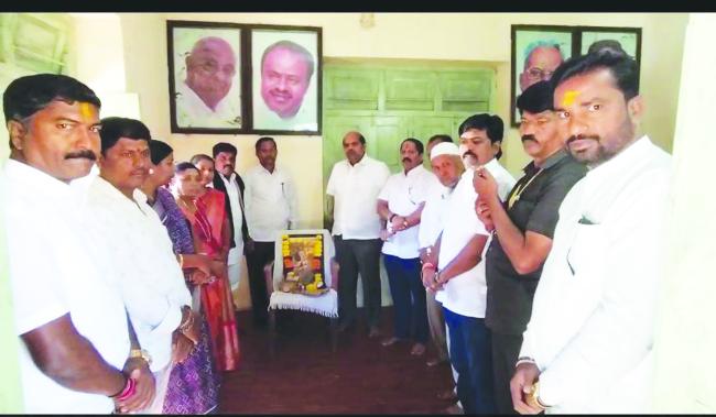 ಜಿಲ್ಲಾ ಜೆ.ಡಿ.ಎಸ್ ಕಚೇರಿಯಲ್ಲಿ ದಾಸ ಶ್ರೇಷ್ಠ ಕನಕದಾಸ ಜಯಂತಿ  ಆಚರಣೆ 