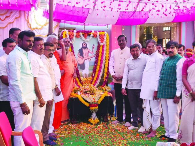 ಕನಕದಾಸರು ಕೀರ್ತನೆಗಳ ಮೂಲಕ ಸಮಾಜದ ಅಂಕು-ಡೊಂಕು ತಿದ್ದಿದ ಮಹಾನ ದಾರ್ಶನಿಕರು