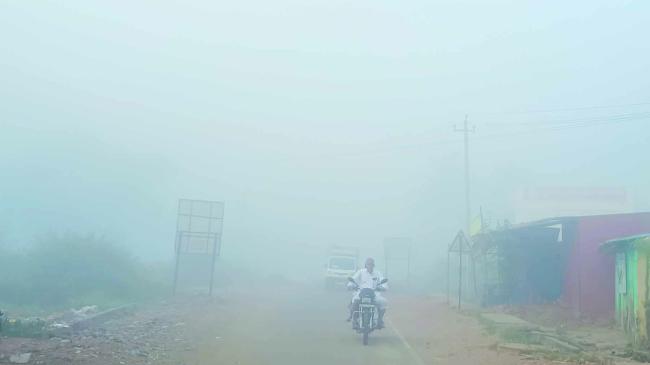 ಹೊಗೆ ಮಿಶ್ರಿತ ದಟ್ಟ ಮಂಜು: ವಾಹನ ಸವಾರರ ಪರದಾಟ 