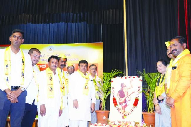 ಜಿಲ್ಲಾಡಳಿತದಿಂದ ಸಂತ ಕನಕದಾಸ ಜಯಂತಿ ಆಚರಣೆ 