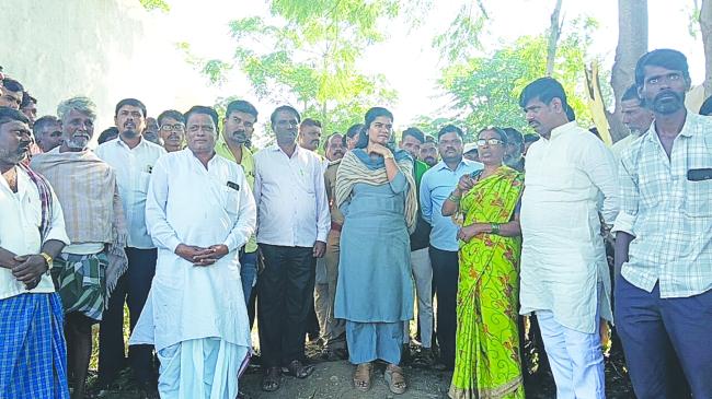 ಶೌಚಾಲಯ ತೆರವು ವಿವಾದ: ಸ್ಥಳಕ್ಕೆ ತಹಶೀಲ್ದಾರ್ ಭೇಟಿ 