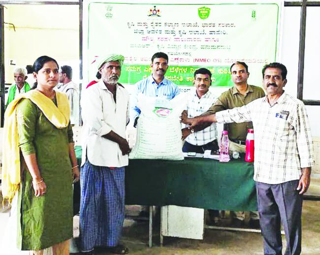 ರಾಷ್ಟ್ರೀಯ ಖಾದ್ಯತೈಲ ಅಭಿಯಾನ-ಎಣ್ಣೆಕಾಳು ಯೋಜನೆಯಡಿ ರೈತರಿಗೆ ತರಬೇತಿ 