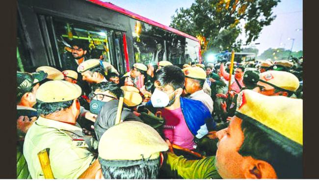 ಇಂಡಿಯಾ ಗೇಟ್ನಲ್ಲಿ ವಾಯು ಮಾಲಿನ್ಯ ವಿರುದ್ಧದ ಪ್ರತಿಭಟನೆಯಲ್ಲಿ ಹೋರಾಟಗಾರರ  ಬಂಧನ   