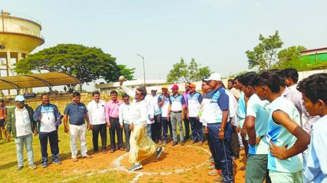 ಕಲಿಕೆ ಜೊತೆಗೆ ಕ್ರೀಡೆಗೆ ಮಹತ್ವ ಅಗತ್ಯ: ಶಾಸಕ ಎಲ್ ಕೃಷ್ಣನಾಯಕ 