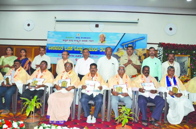 ಒನಕೆ ಓಬವ್ವಳ ಸಮಯಪ್ರಜ್ಞೆ ಎಲ್ಲರಿಗೂ ಸ್ಪೂರ್ತಿ: ಡಿಸಿ ಸಿ.ಎನ್‌.ಶ್ರೀಧರ 