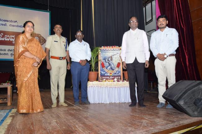 ಒನಕೆ ಓಬವ್ವರ ಧೀರತನ ಸ್ಫೂರ್ತಿ: ಸೋಮಲಿಂಗ ಗೆಣ್ಣೂರ 