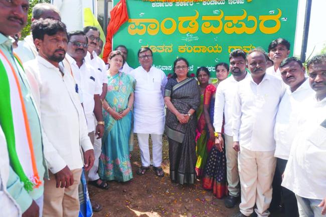 ಹಳ್ಳಿಬೈಲ್ ಗ್ರಾಮದಲ್ಲಿ ಫಲಾನುಭವಿಗಳಿಗೆ ಮನೆಗಳ ಹಕ್ಕುಪತ್ರ ವಿತರಣೆ