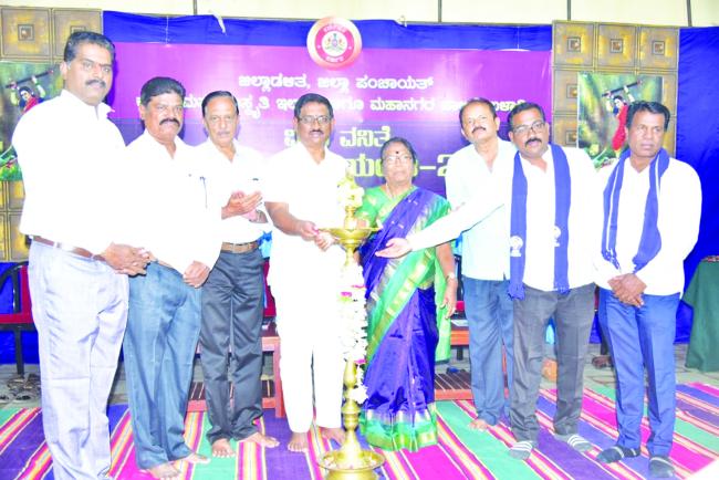 ವೀರ ವನಿತೆ ಒನಕೆ ಓಬವ್ವ ಅವರ ಧೈರ್ಯ ಸಾಹಸ ಮಹಿಳೆಯರಿಗೆ ಆದರ್ಶ: ಕೆ.ಇ.ಚಿದಾನಂದಪ್ಪ 