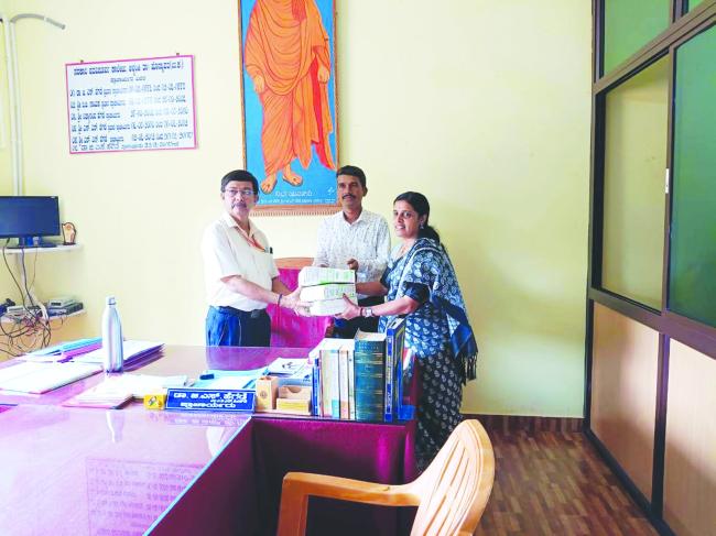 ಸಭಾಭವನಕ್ಕೆ ಲೈಟಗಳ ಹಸ್ತಾಂತರ 