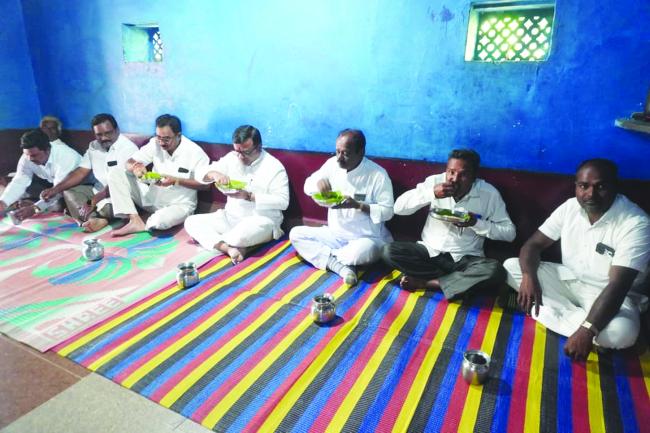 ದಲಿತ ಫಲಾನುಭವಿ ಮನೆಯಲ್ಲಿ ಉಪಹಾರ ಸೇವಿದ ಶಾಸಕ ಮಾನೆ 