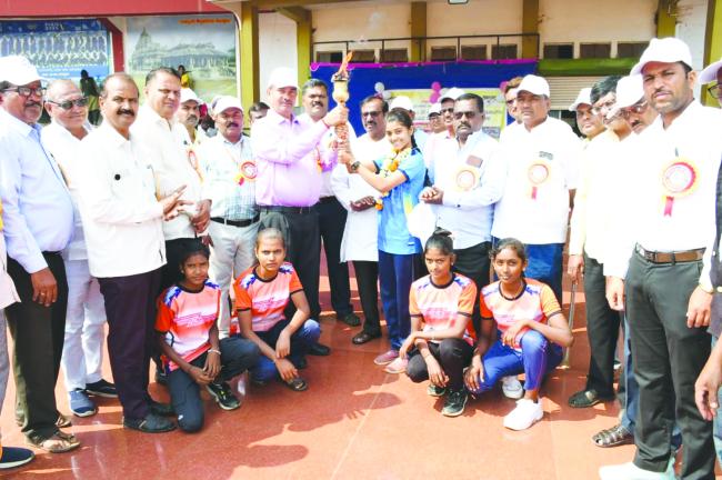ಪ್ರಾಥಮಿಕ, ಪ್ರೌಢಶಾಲಾ ಮಕ್ಕಳ ಮೇಲಾಟ ಕ್ರೀಡಾಕೂಟಕ್ಕೆ ಜಿಲ್ಲಾಧಿಕಾರಿ ಚಾಲನೆ 