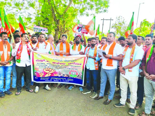 ಜೈಲ್ ನಲ್ಲಿ ಅಕ್ರಮ : ಯುವ ಮೋರ್ಚಾದಿಂದ ಜಿಲ್ಲಾಧಿಕಾರಿ ಕಚೇರಿ ಬಳಿ ಸಾಂಕೇತಿಕ ಪ್ರತಿಭಟನೆ  