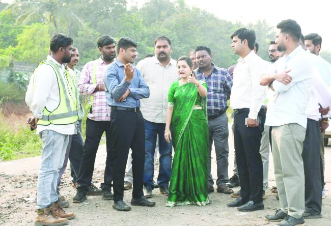 ಹುಬ್ಬಳ್ಳಿ ಧಾರವಾಡ ಬೈಪಾಸ್ ರಸ್ತೆ ಕಾಮಗಾರಿ ಶೀಘ್ರ ಪೂರ್ಣಗೊಳಿಸಲು  ನಿರ್ದೇಶನ ನೀಡಿದ ಜಿಲ್ಲಾಧಿಕಾರಿ ದಿವ್ಯ ಪ್ರಭು 