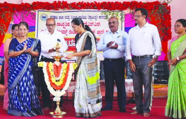 ವಿದ್ಯಾರ್ಥಿಗಳು ಐ.ಎ.ಎಸ್‌., ಐ.ಪಿ.ಎಸ್ ಗಳಾಗಬೇಕು: ಜಿಲ್ಲಾಧಿಕಾರಿ. 