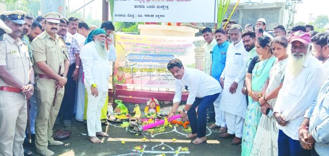  ಮಹಾತ್ಮಾ ಗಾಂಧಿಜಿ ವೃತ್ತದಲ್ಲಿ 5 ರೂ ಕೋಟಿ ವೆಚ್ಚದ ಕಾಮಗಾರಿಗೆ ಶಾಸಕ ಅಶೋಕ ಮನಗೂಳಿ ರವರಿಂದ ಭೂಮಿ ಪೂಜೆ   