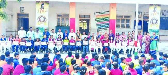 ಸನಾತನ ಸಂಪ್ರದಾಯದಂತೆ ಆರತಿ ಎತ್ತಿ ತಿಲಕವಿಟ್ಟು ಹಾರೈಕೆ 