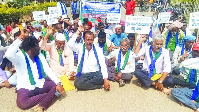 ಜನರ ಮೇಲೆ ದಬ್ಬಾಳಿಕೆ ನಡೆಸುತ್ತಿರುವ ಭೂ ಮಾಲಿಕನ ಬಂಧನಕ್ಕೆ ಆಗ್ರಹಿಸಿ ಸ್ಲಂ ಸಮಿತಿಯಿಂದ ಪ್ರತಿಭಟನೆ 