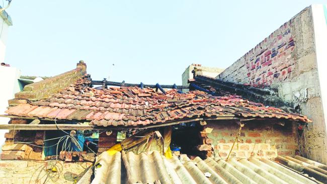 ವಿದ್ಯುತ್ ಶಾರ್ಟ್‌ ಗೃಹ ಬಳಕೆ ವಸ್ತುಗಳು ಸ  ಬೆಂಕಿ ತಲೆಗಿ 5 ಲಕ್ಷ ಹಾನಿ 