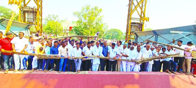 ಕಬ್ಬು ನುರಿಸುವ ಹಂಗಾಮಿನ ಕೇನ್ ಕ್ಯಾರಿಯರ್ ಪೂಜೆ  