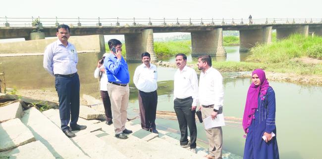  ಲೋಕೋಪಯೋಗಿ ಇಲಾಖೆಯ ಮುಖ್ಯ ಅಭಿಯಂತರ ಶರಣಪ್ಪ ಸುರಗುಂಟಿ ನೇತೃತ್ವದ ಅಧಿಕಾರಿಗಳ ತಂಡ ಭೇಟಿ ನೀಡಿ ಪರೀಶೀಲನೆ 