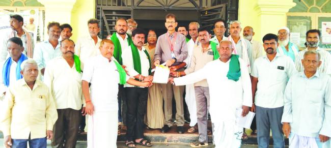 ಮೆಕ್ಕೆಜೋಳ ಖರೀದಿ ಕೇಂದ್ರ ತೆರೆಯುವಂತೆ ಒತ್ತಾಯಿಸಿ ರೈತರ ಪ್ರತಿಭಟನೆ 