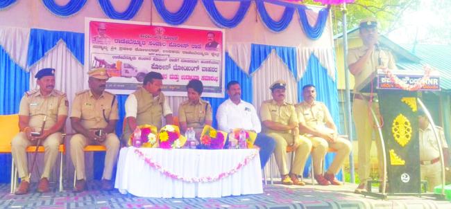 ಸಂಚಾರ ನಿಯಮಗಳ ಪಾಲನೆ ಅತ್ಯವಶ್ಯಕವಾಗಿದೆ ನಾಗರೀಕರು ಸಂಚಾರಿ ಕಾನೂನುಗಳನ್ನು ಪರಿಪಾಲಿಸಬೇಕು